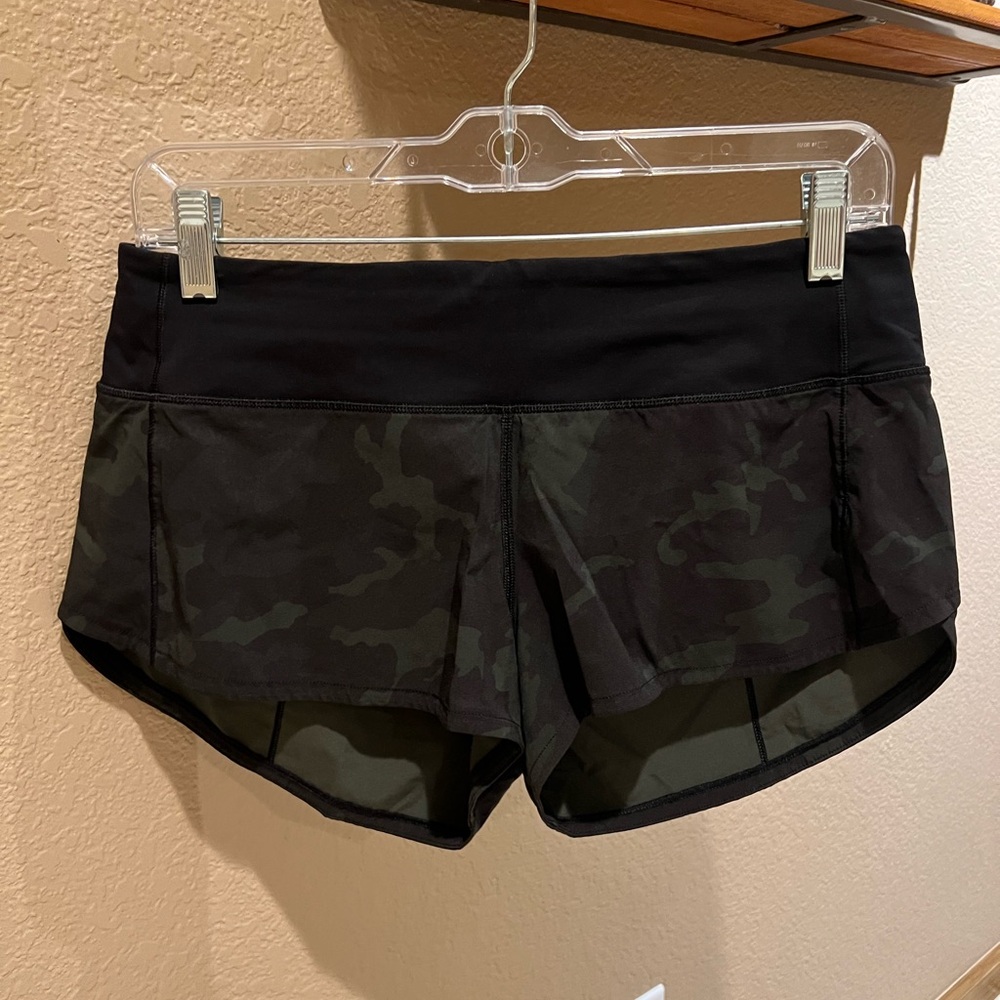 Lululemon 2.5” Speed-Up low rise short, dark green camo, size 6